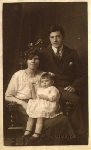 Albert&nbsp;and Jessie Elizabeth (nee Soal) Butler and their daughter Eileen