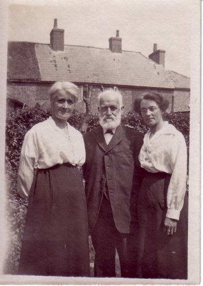 Charles SOLE (1843-1928) with stepdaughter Nellie RAYNER and her daughter.