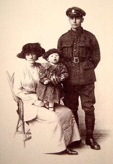 Albert Harry Sole & Blanche Gertrude Sole (nee Scanlan) with Lionel in 1917