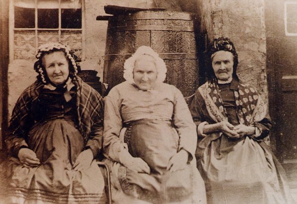 Sarah Hirst (Centre)